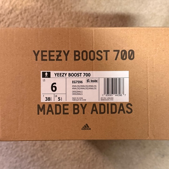 Yeezy Boost 700 Sneakers Box